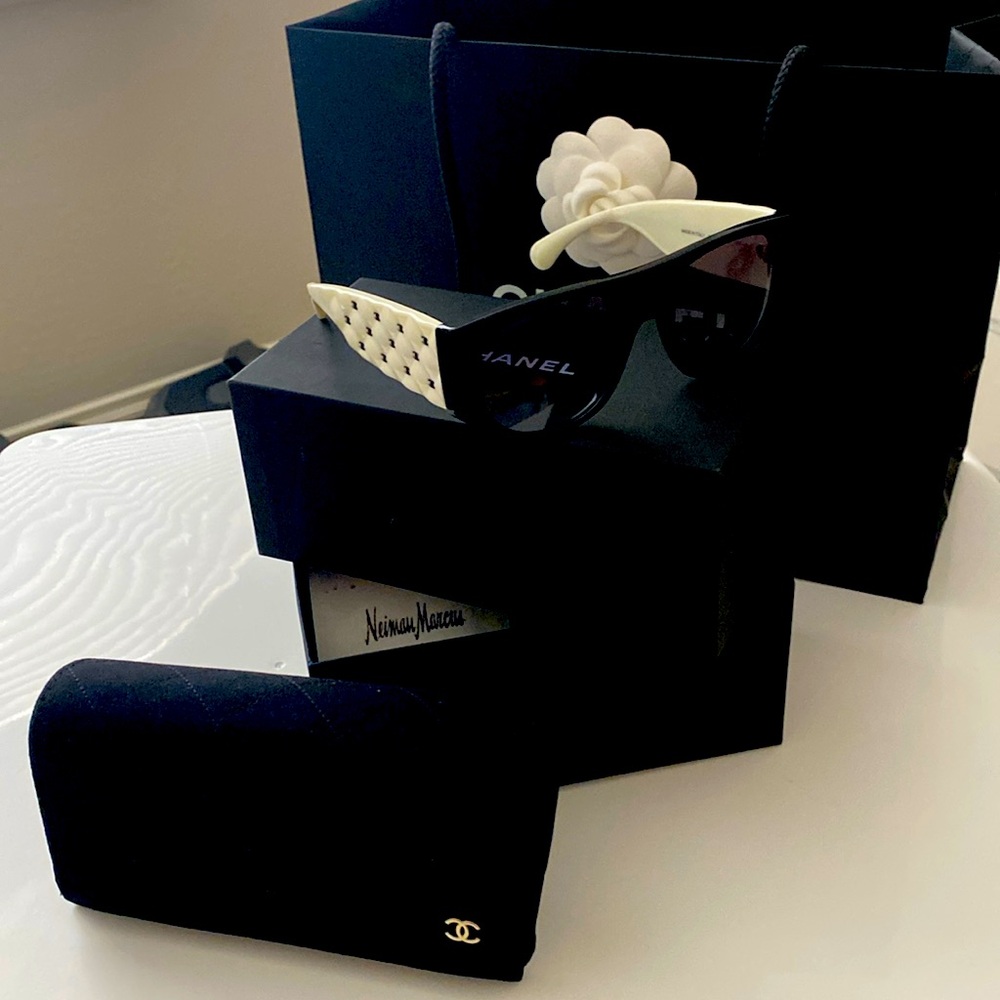 Brand new Chanel sunglasses pilot Blk/wht bag box receipt case